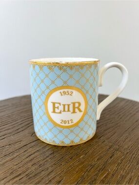 Halcyon Days Queen Elizabeth diamond jubilee commemorative fine bone china mug